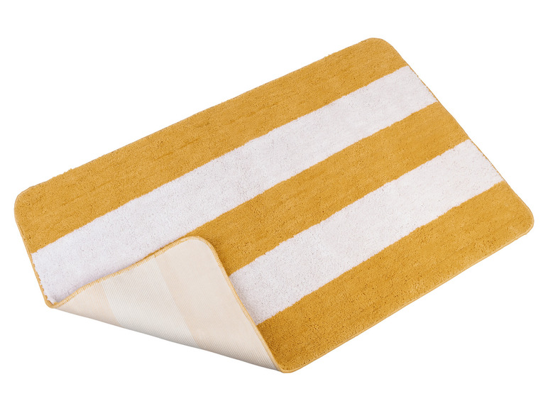 Un tapis de bain avec des rayures blanches sur un fond jaune.