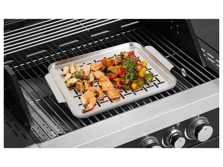 Grill avec un plateau de légumes grillés, poulet, saumon et crevettes.