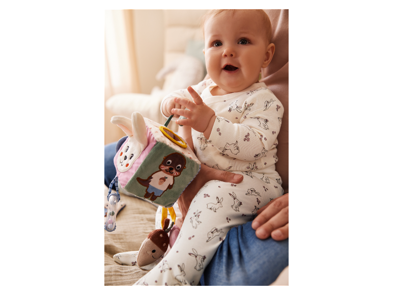 Bébé jouant avec un jouet Little Dutch.
