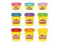 Neuf pots jaunes de Play-Doh avec des couvercles colorés, disposés en trois rangées.