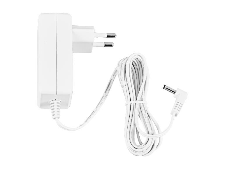 Adaptateur secteur blanc avec prise européenne et câble avec connecteur DC.