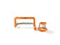 But de football gonflable orange avec filet et ballon blanc, et panier de basket gonflable orange avec ballon.