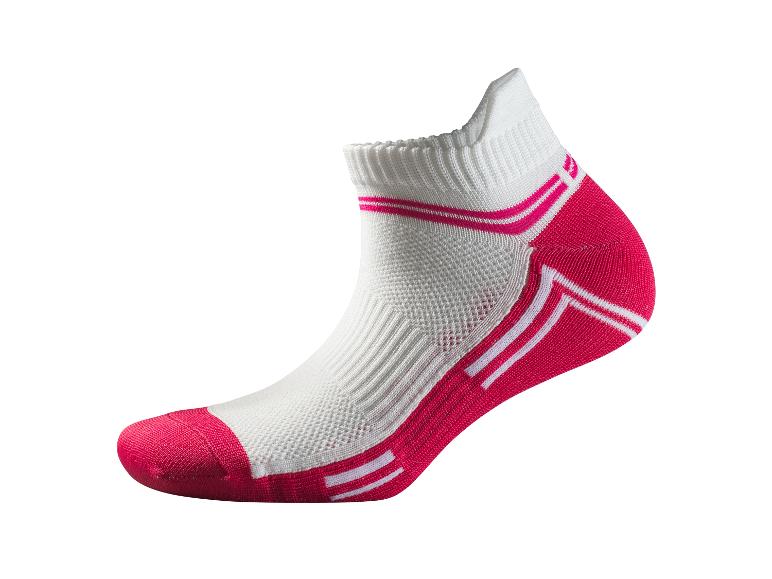 Chaussettes de sport blanches et roses à motifs.