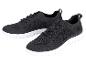 Deux paires de baskets noires en tissu tricoté.