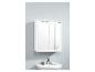 Une armoire de salle de bain blanche avec des portes miroir au-dessus d'un lavabo.