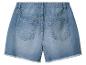 Short en jean bleu avec ourlets effilochés, vue arrière.