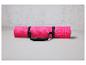 Un tapis de yoga rose de la marque Grit dans un espace clair.