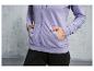 Gros plan sur un sweat à capuche violet avec fermeture éclair et un pantalon noir.