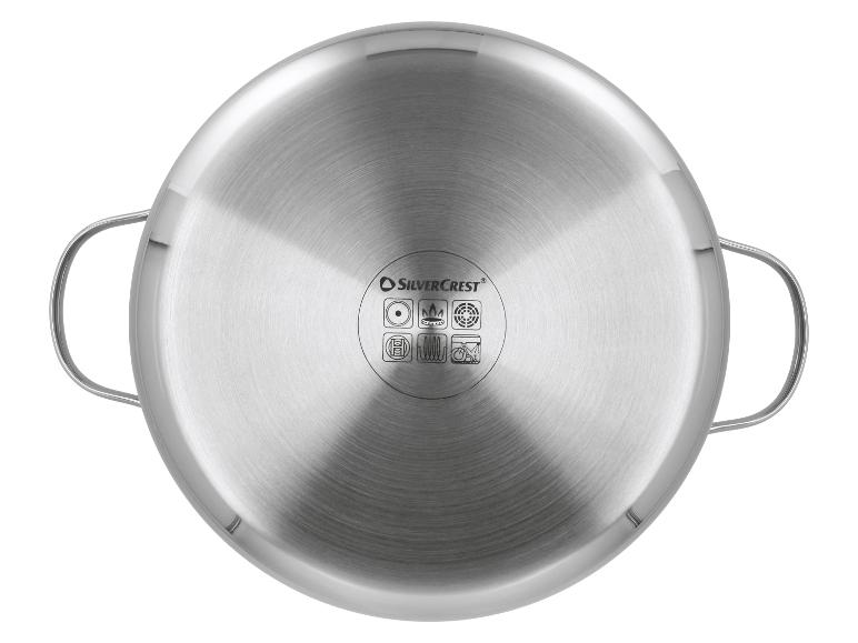 Fond d'une casserole en acier inoxydable avec divers symboles de compatibilité pour plaques de cuisson.