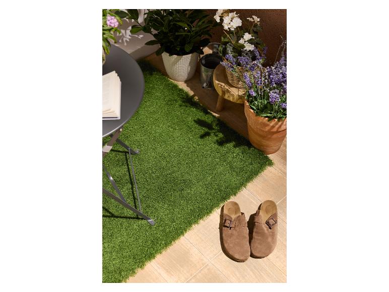Gazon artificiel premium LIVARNO home sur un balcon avec des plantes et une table