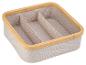 Boîte de rangement en bambou et tissu beige avec compartiments.