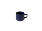 Une tasse bleu foncé avec une poignée.