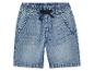 Shorts en jean bleu clair pour enfant, style décontracté.
