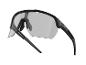 Lunettes de sport noires avec verres transparents.