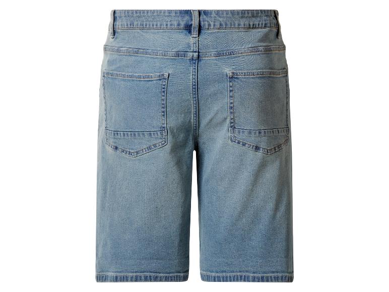 Short en jean bleu clair avec poches arrière.