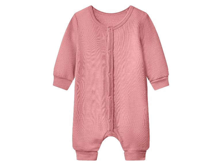 Grenouillère rose bébé à manches longues avec boutons sur le devant.