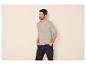 Homme en chemise Henley gris clair à manches longues et jean foncé, mains dans les poches.