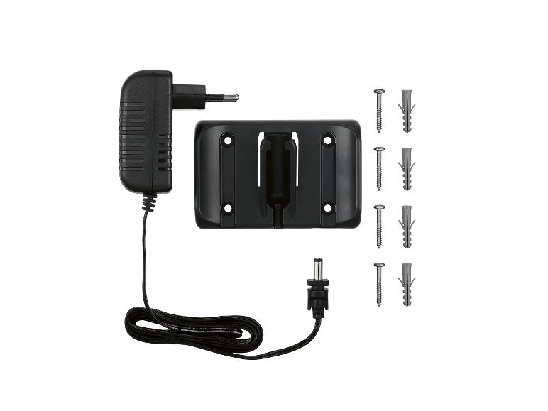 Adaptateur secteur noir avec support mural et vis avec chevilles.