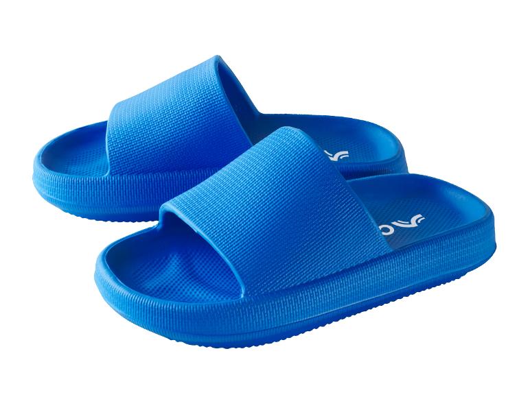 Une paire de claquettes bleues en caoutchouc.