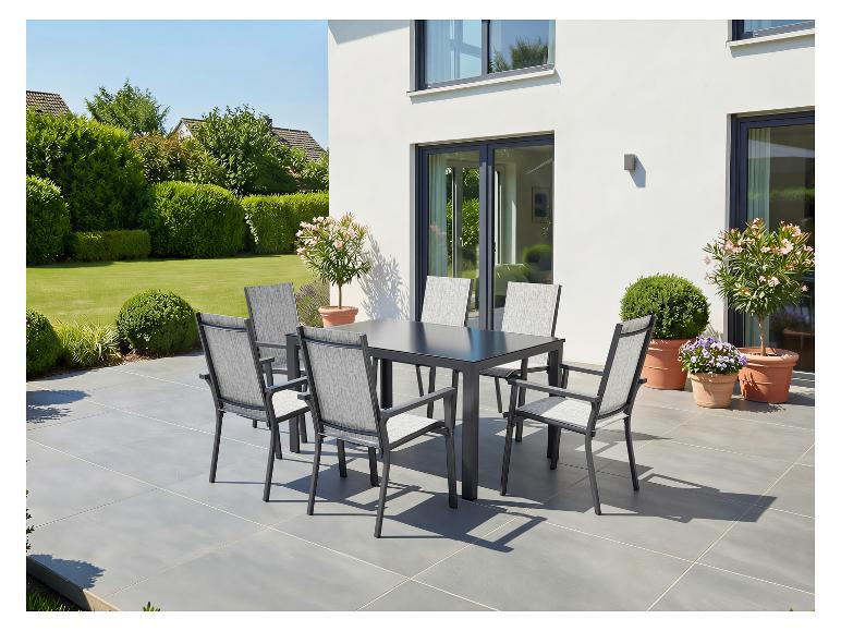 Ensemble de mobilier de jardin avec table grise et six chaises sur une terrasse.