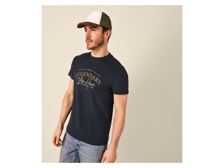 Homme en t-shirt bleu foncé avec imprimé 'Legendary Yee Haw' et casquette bicolore.