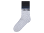 Une chaussette grise avec des rayures noires et bleues.
