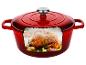 Cocotte en fonte rouge avec un poulet rôti, de l'ail et des herbes à l'intérieur.
