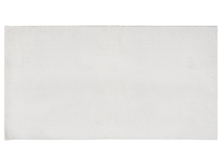 Un tapis blanc et moelleux.