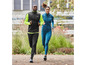 Deux personnes courent en vêtements de sport de la marque Craft.