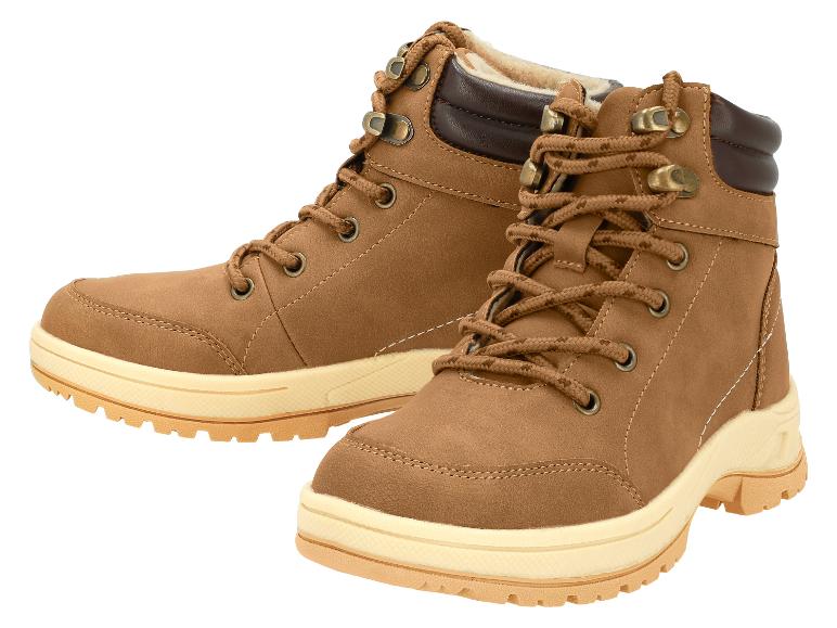 Bottes d'hiver marron avec doublure en fourrure et semelle épaisse.