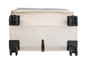 Valise beige à quatre roulettes.