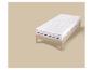 Lit simple en bois clair avec matelas blanc et surmatelas.