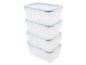 Quatre boîtes de rangement en plastique transparent empilées.