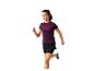 Femme courant vêtue d'un haut et short de sport.