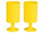 Deux verres jaunes avec un pied.
