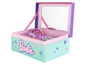 Une boîte Barbie rose avec un miroir, une brosse à cheveux et des accessoires pour cheveux.