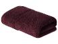 Serviette de bain marron foncé pliée.