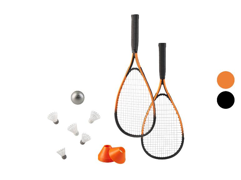 Ensemble de deux raquettes de badminton orange et noires, une balle argentée, des volants et des cônes orange.