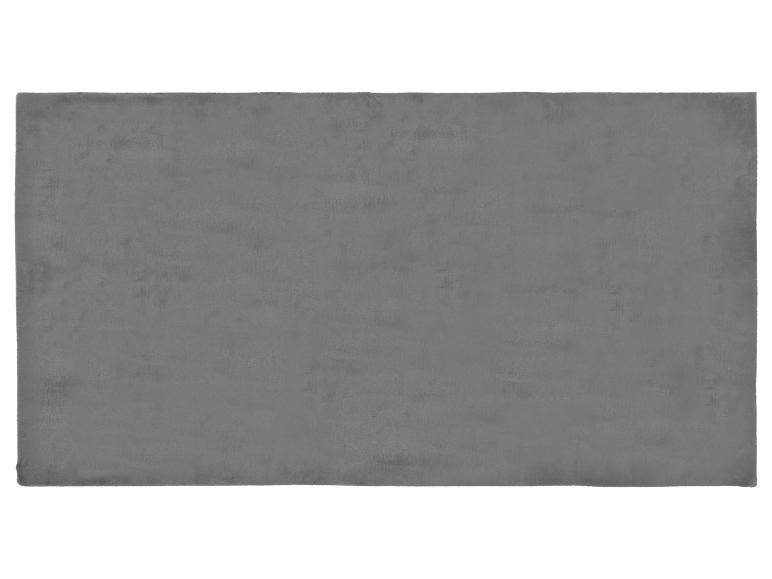 Un tapis gris et moelleux.