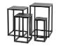 Ensemble de quatre piédestaux ou tables d'appoint en métal noir de différentes hauteurs.