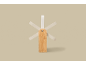 Un étendoir pliable en bois et plastique sur fond beige.