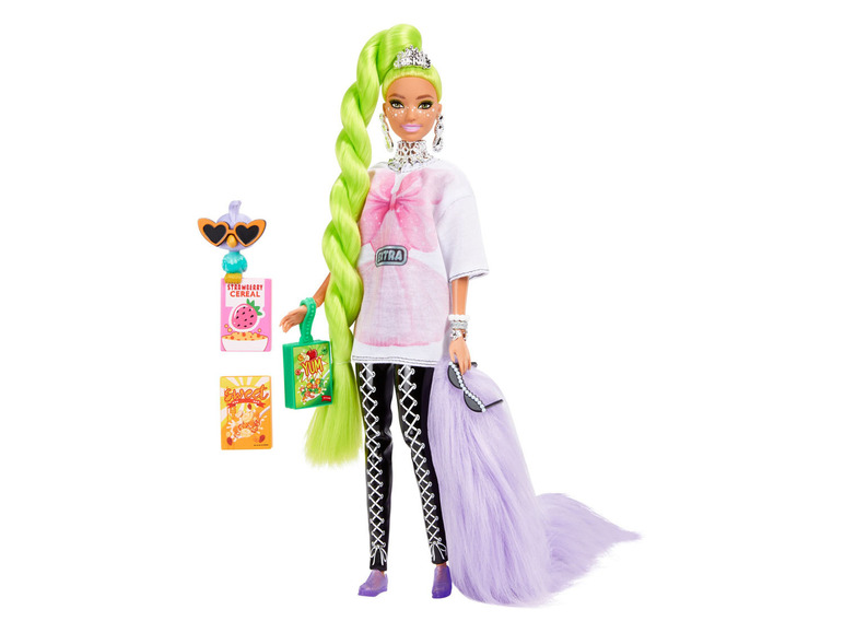 Poupée Barbie aux cheveux verts, vêtue d'un t-shirt et d'un pantalon noir, avec un sac en peluche violet et des céréales pour le petit-déjeuner.