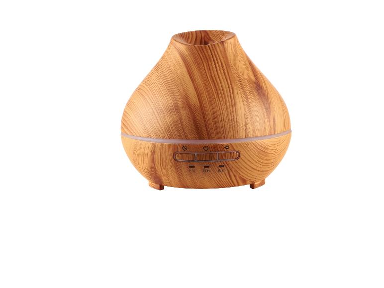 Un diffuseur d'huiles essentielles en bois avec minuterie.