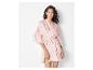 Une robe kimono rose à imprimé de coeurs rouges.
