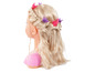 Une tête de poupée blonde avec des cheveux longs et des pinces à cheveux en forme de couronne.