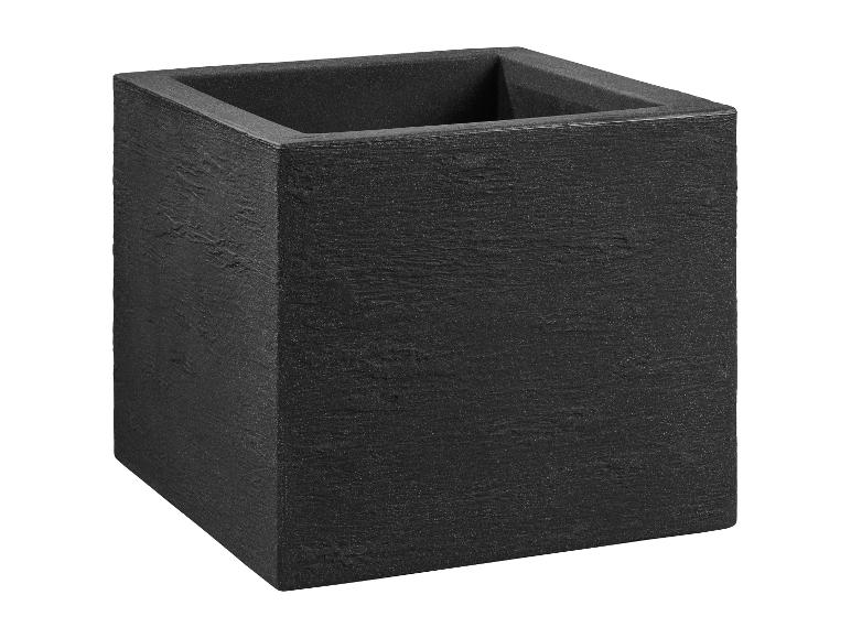 Pot de fleurs carré noir avec une texture rugueuse.