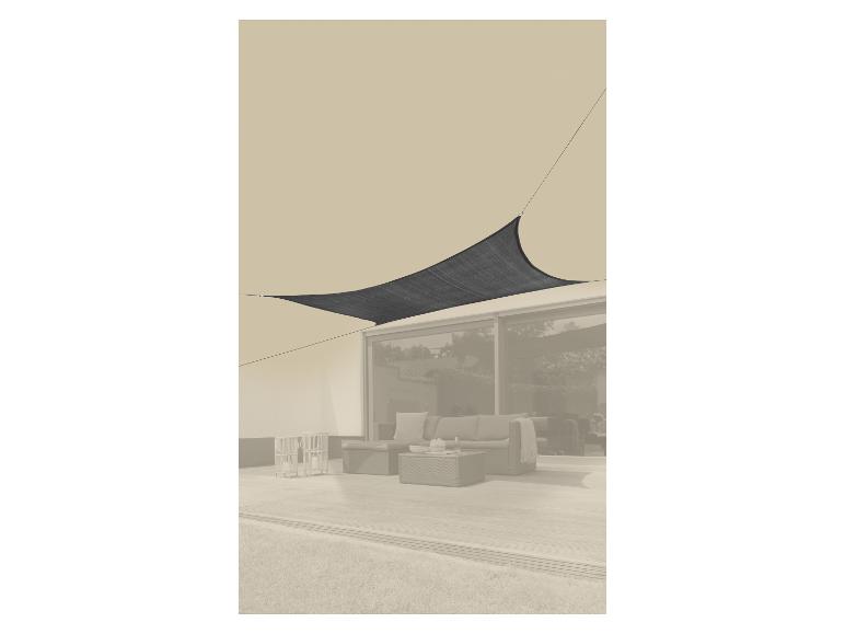 Voile d'ombrage gris foncé au-dessus d'un patio avec mobilier d'extérieur.