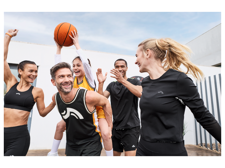 Une famille porte des vêtements de sport Craft et joue au basket-ball.