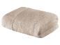 Serviette de bain beige, douce et moelleuse.