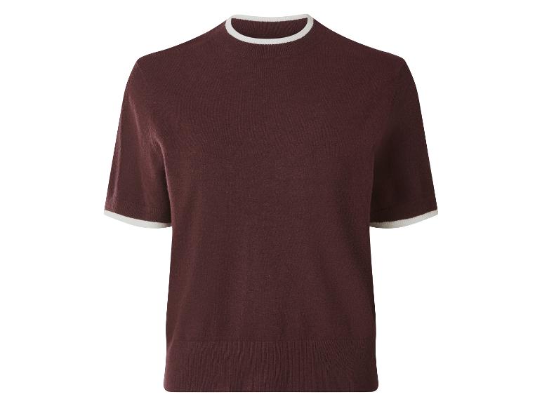 T-shirt en maille bordeaux à manches courtes et col rond avec liseré blanc.